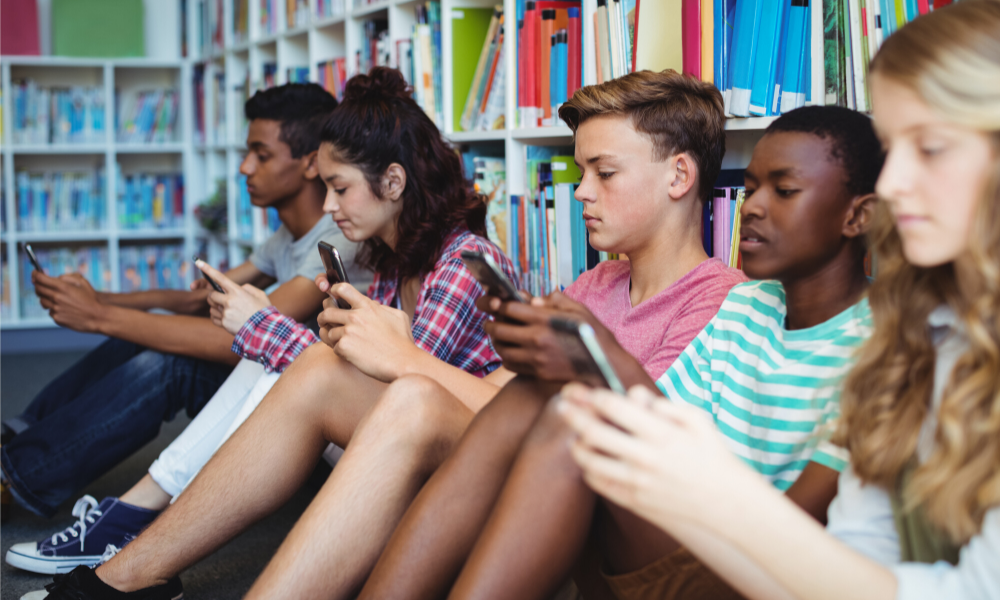 Student societies. Social Media for Education. Adolescence. Люди собираются в библиотеке фото. Фото 2 девушек 15 лет в библиотеке.